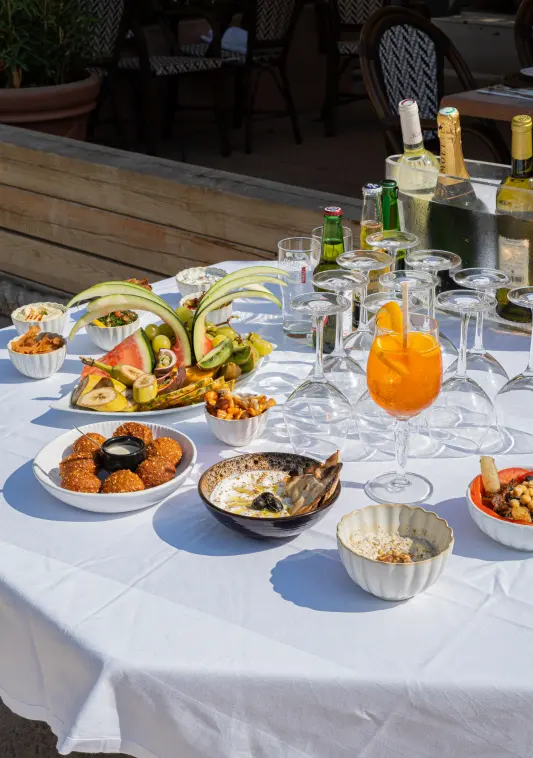 Buffet dressé sur nappe blanche pour une réception