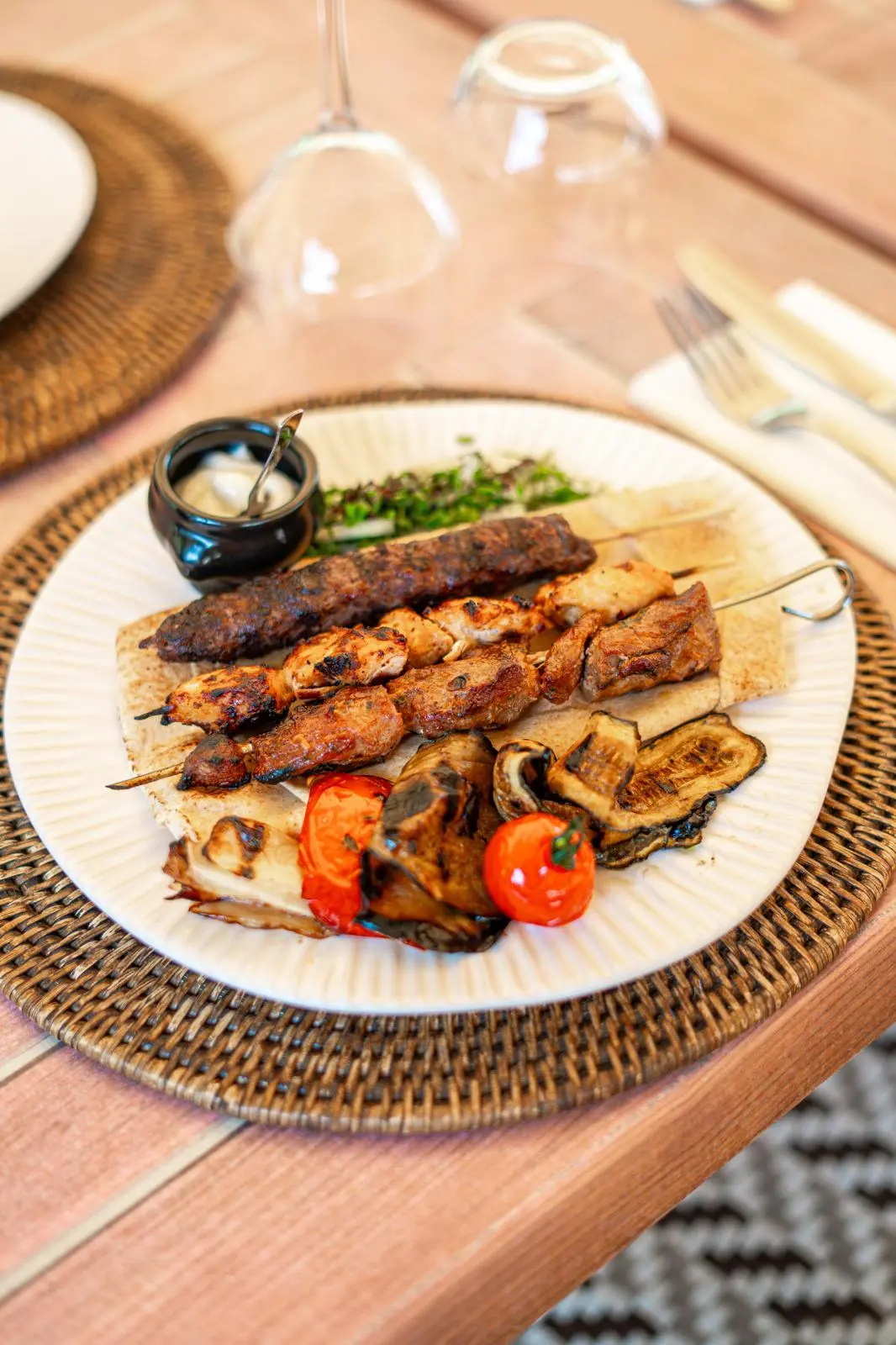 Brochettes de kafta et de poulet servies sur assiette