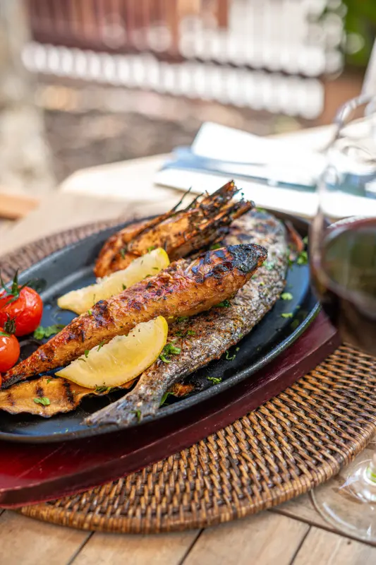 Poissons et gambas grillés à la plancha, tomates cerises et citron