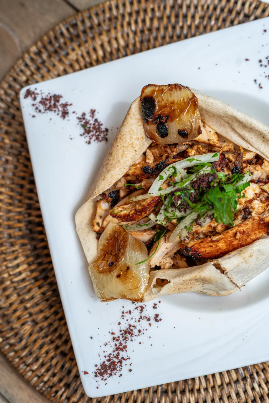 Assiette de chawarma poulet dressée sur pain