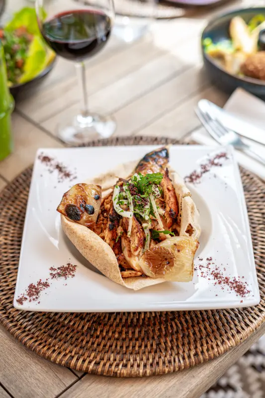 Chawarma sur pain libanais, sumac et oignons