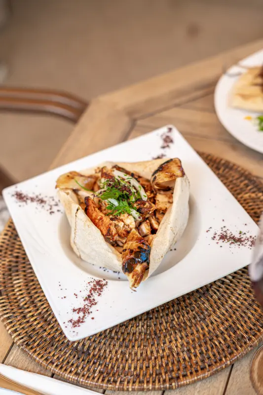 Chawarma poulet servi sur pain libanais