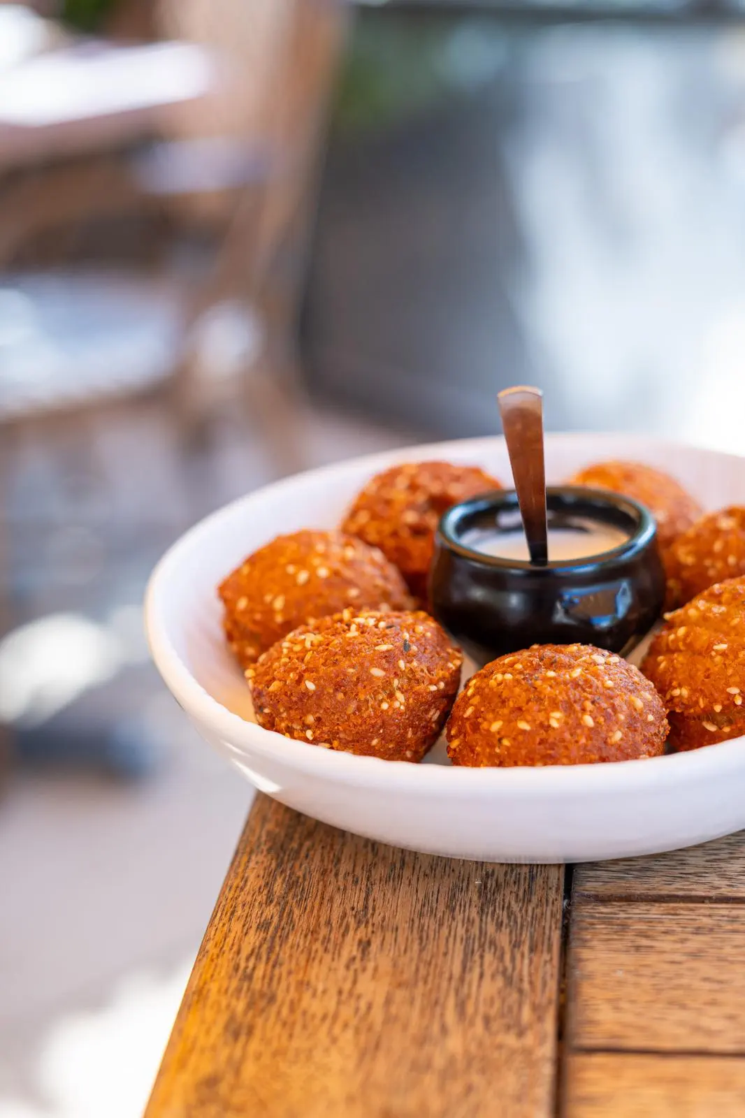 Falafel dorés servis avec leur sauce