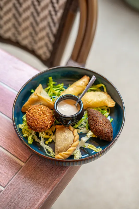Assortiment de beignets libanais, samboussek, kebbé et falafel, avec crème de sésame