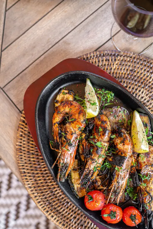 Gambas grillées sur plancha, tomates cerises et citron