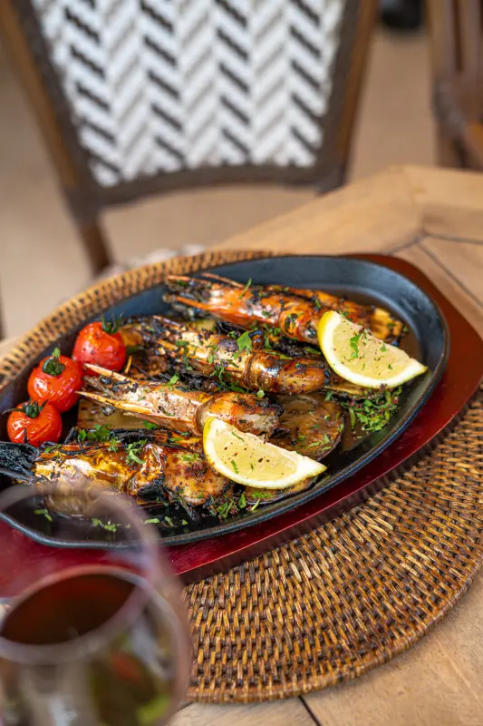 Gambas grillées présentées dans leur poêle