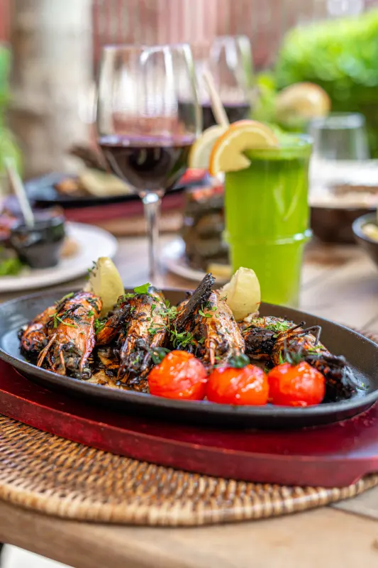 Gambas grillées à la plancha, tomates confites et verre de vin rouge
