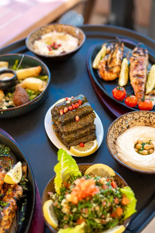 Grande tablée : grillades, gambas, taboulé et hommos
