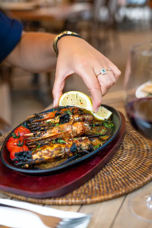 Gambas grillées à la plancha, citron pressé à la main