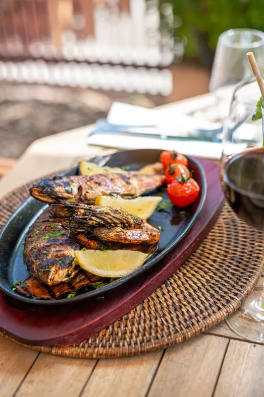 Poisson grillé et gambas sur plancha, citron et tomates cerises