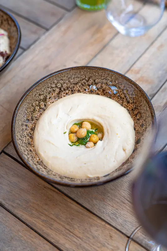 Hommos en gros plan, huile d'olive, pois chiches et persil