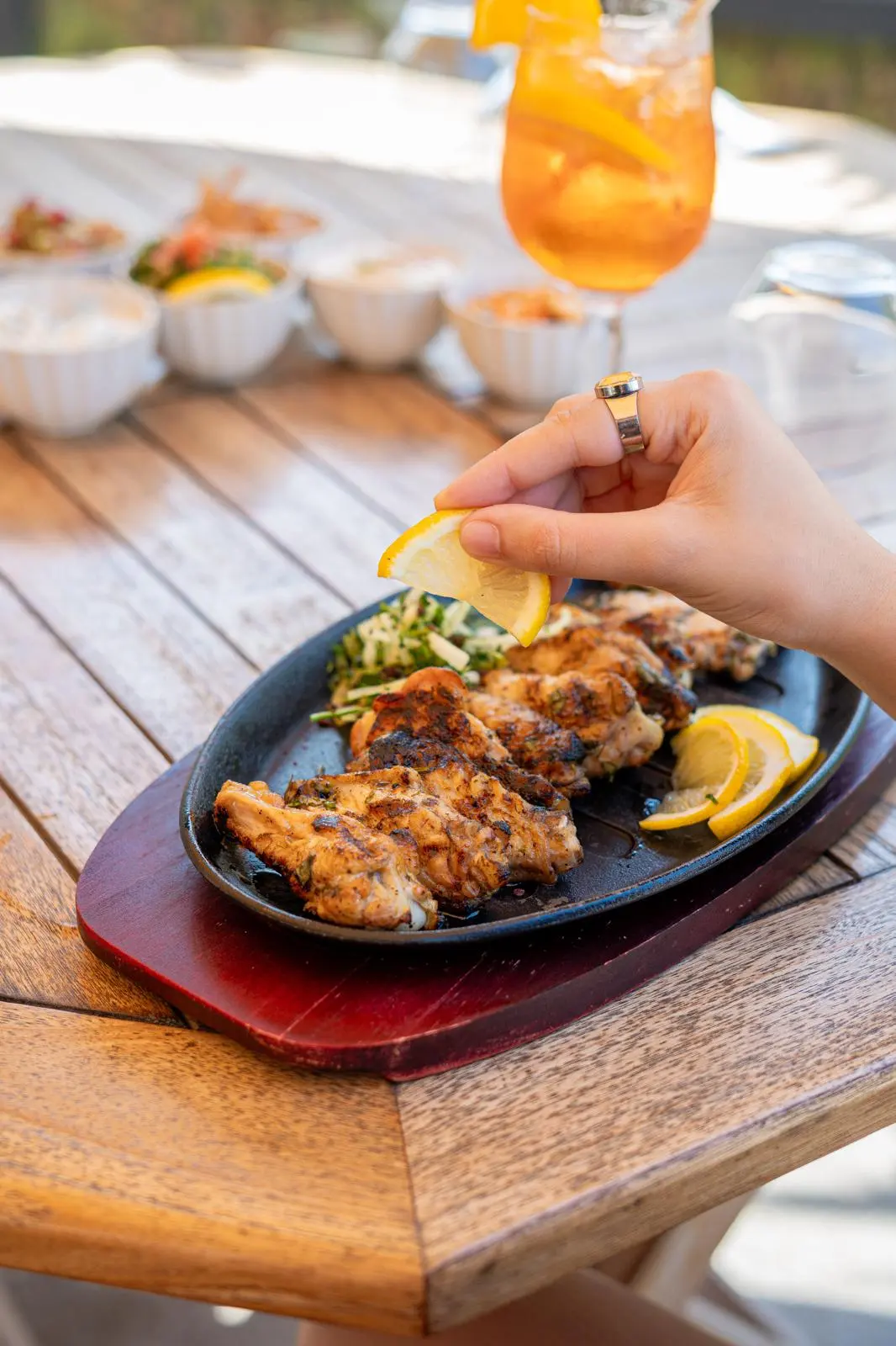 Kafta grillée servie sur plaque chaude