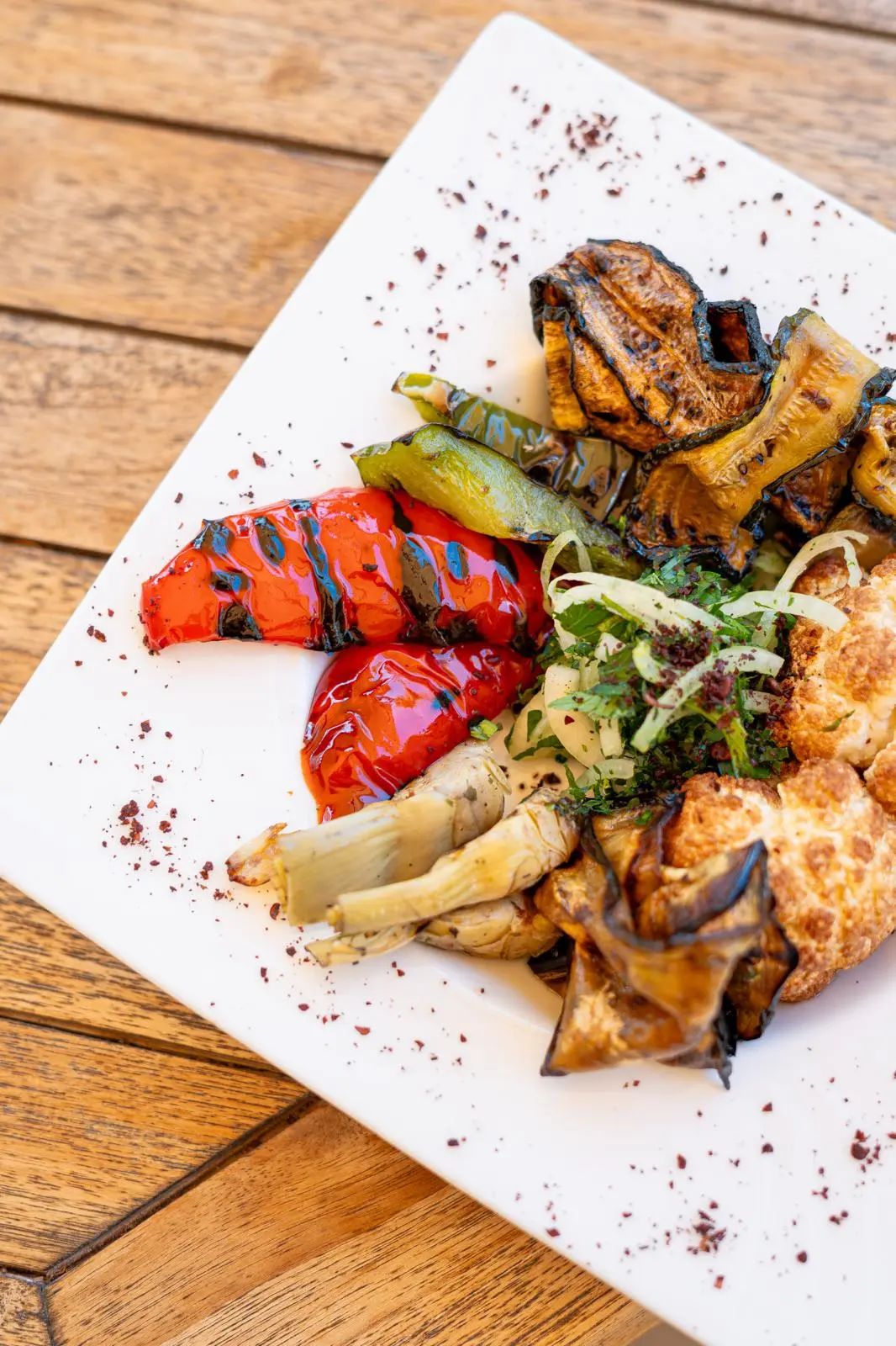 Légumes grillés dressés sur assiette blanche