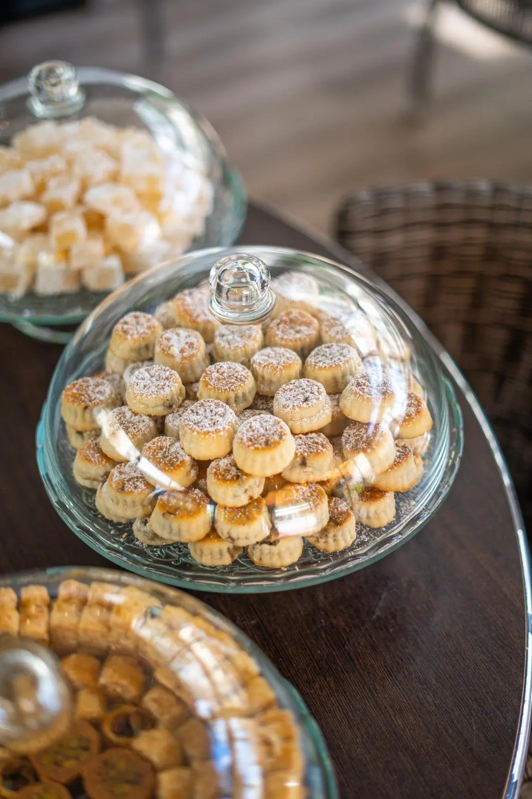 Pâtisseries libanaises, maamoul et baklawa, sous cloches de verre