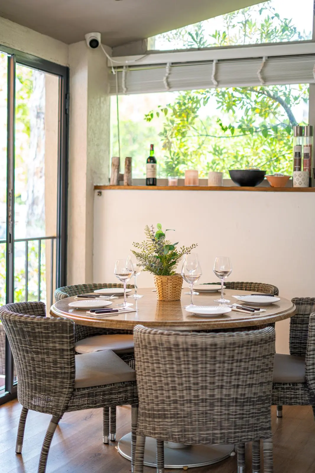 Salle climatisée du Byblos, tables rondes dressées près des baies vitrées