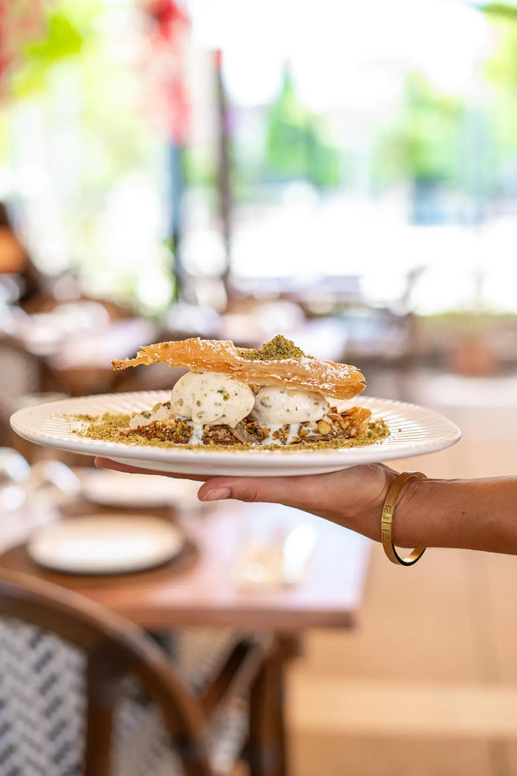 Service en salle, une assiette apportée à table