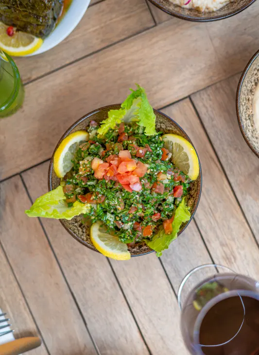 Taboulé vu de dessus, persil, tomates et citron