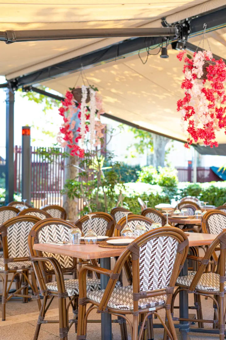 Terrasse fleurie du Byblos un matin d'été