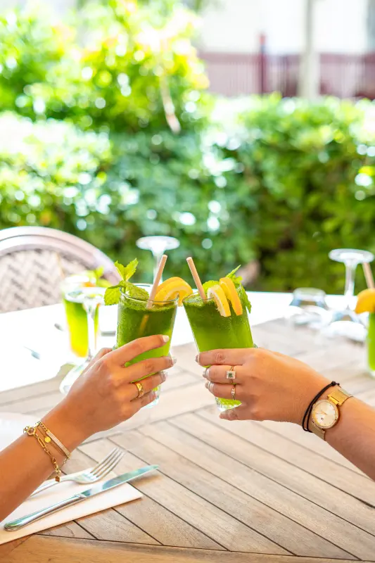 Deux limonades libanaises que l'on trinque au-dessus de la table